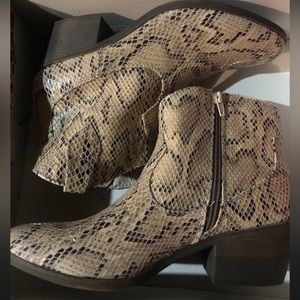 New: Ladies Snakeskin Boots
